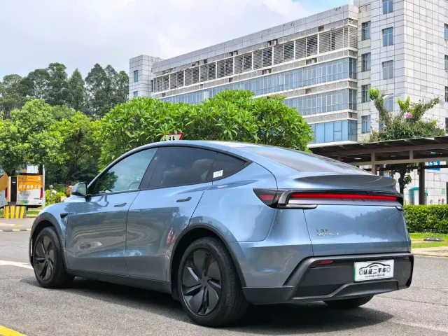 Tesla Model Y — Фото автомобиля 9