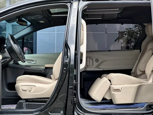 Toyota Sienna — Фото автомобиля 11