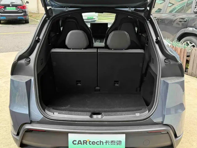 Tesla Model Y L — Фото автомобиля 15