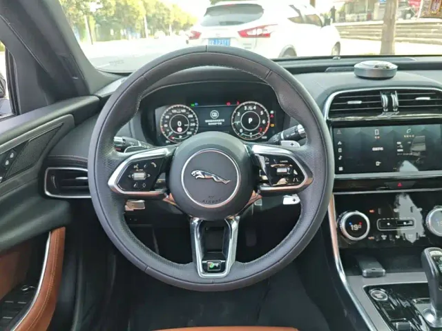Jaguar XEL — Фото автомобиля 10