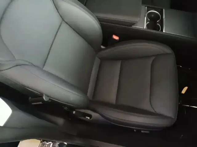 Tesla Model 3 — Фото автомобиля 24