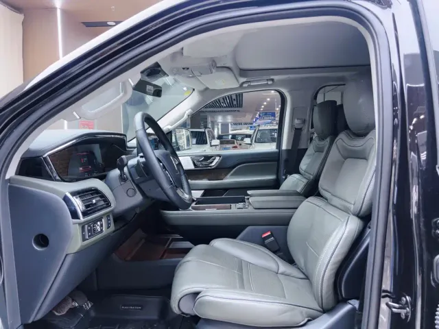 Lincoln Navigator — Фото автомобиля 9