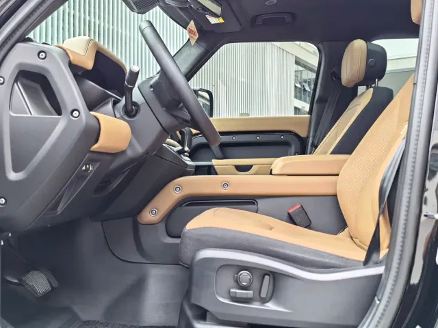 Land Rover Defender — Фото автомобиля 10