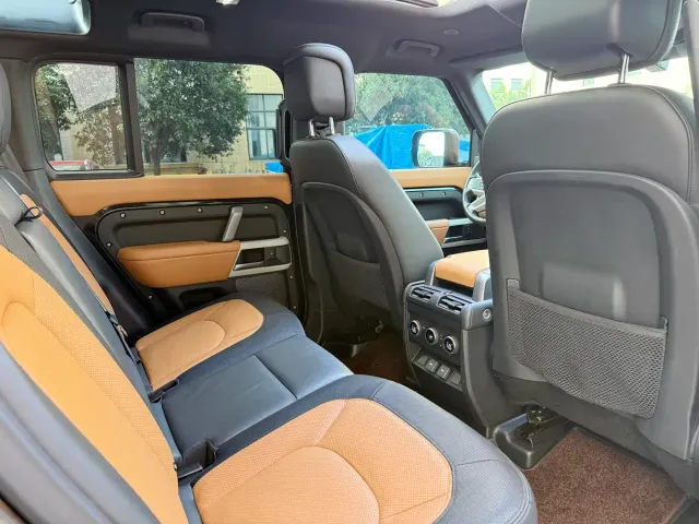 Land Rover Defender — Фото автомобиля 12