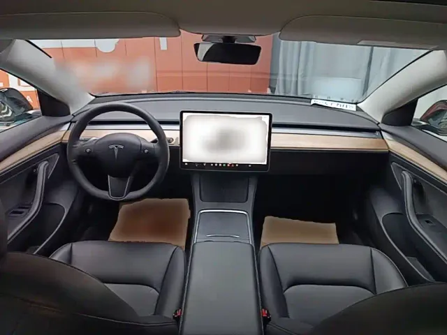 Tesla Model 3 — Фото автомобиля 9