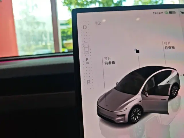Tesla Model Y L — Фото автомобиля 13