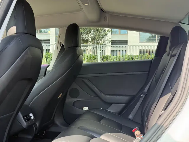 Tesla Model 3 — Фото автомобиля 9