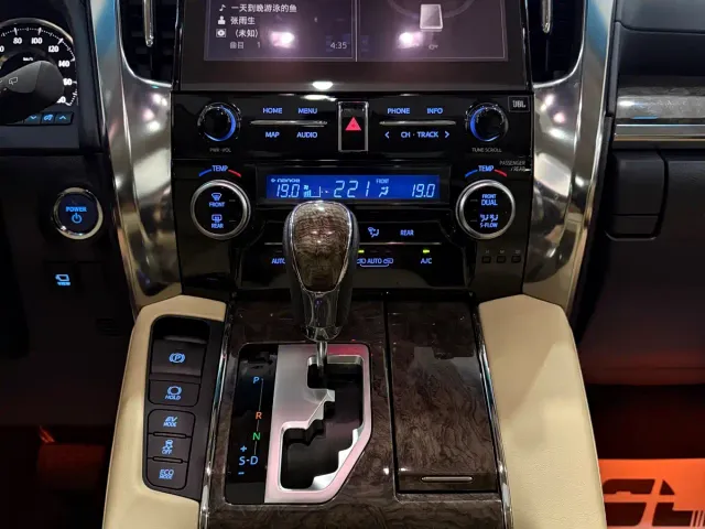 Toyota Alphard — Фото автомобиля 11