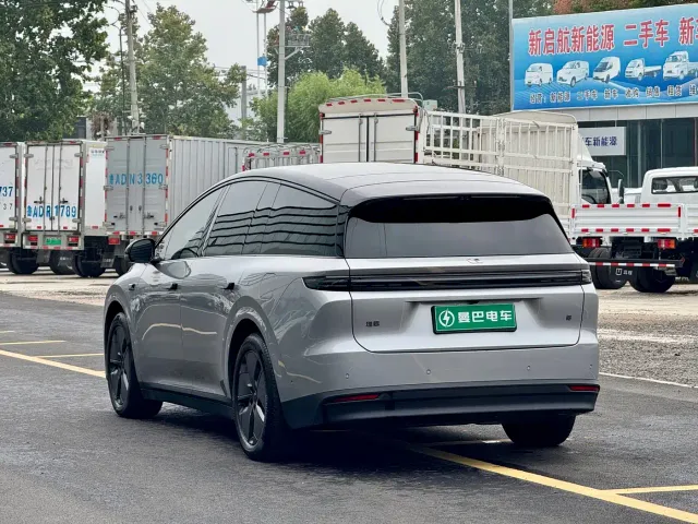 Li Auto i8 — Фото автомобиля 13
