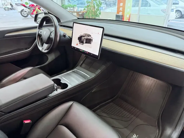Tesla Model Y — Фото автомобиля 18