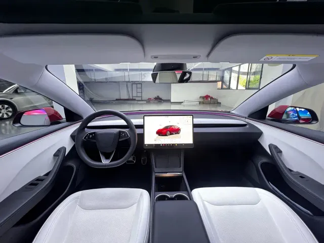 Tesla Model 3 — Фото автомобиля 6