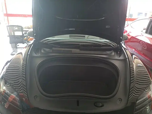 Tesla Model 3 — Фото автомобиля 19