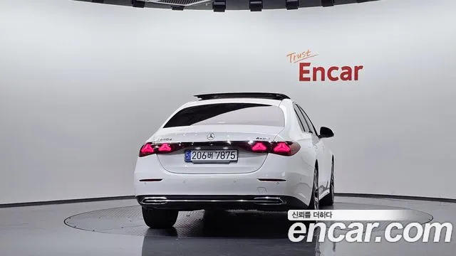 Mercedes-Benz E-Class — Фото автомобиля 4