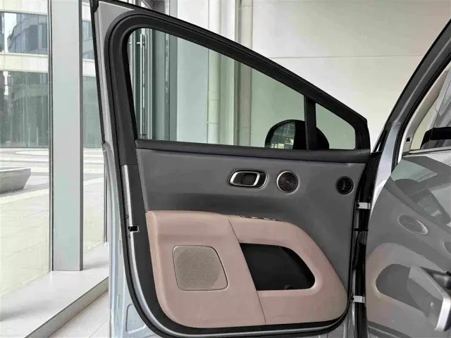 Li Auto i8 — Фото автомобиля 16