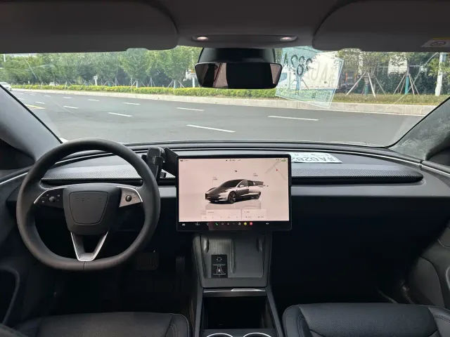 Tesla Model 3 — Фото автомобиля 8