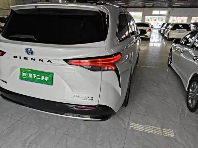 Toyota Sienna — Фото автомобиля 7