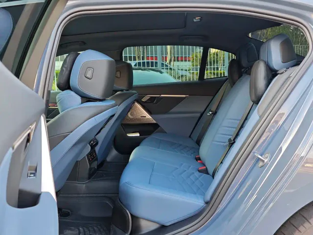 BMW 5 Series — Фото автомобиля 16