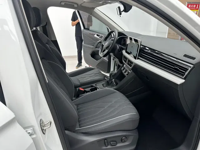 Volkswagen Tiguan L — Фото автомобиля 14
