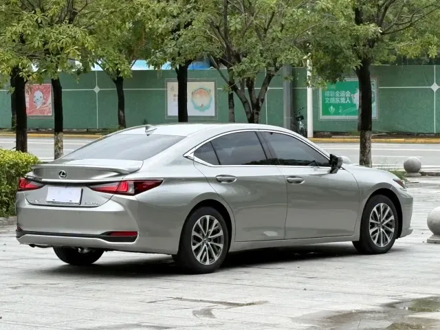 Lexus ES — Фото автомобиля 21