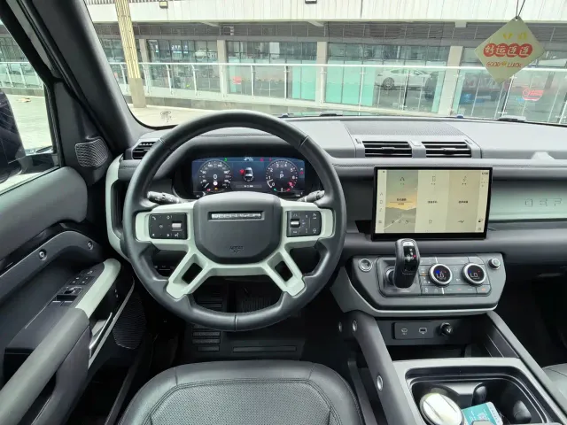 Land Rover Defender — Фото автомобиля 12