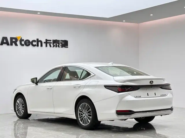 Lexus ES — Фото автомобиля 3
