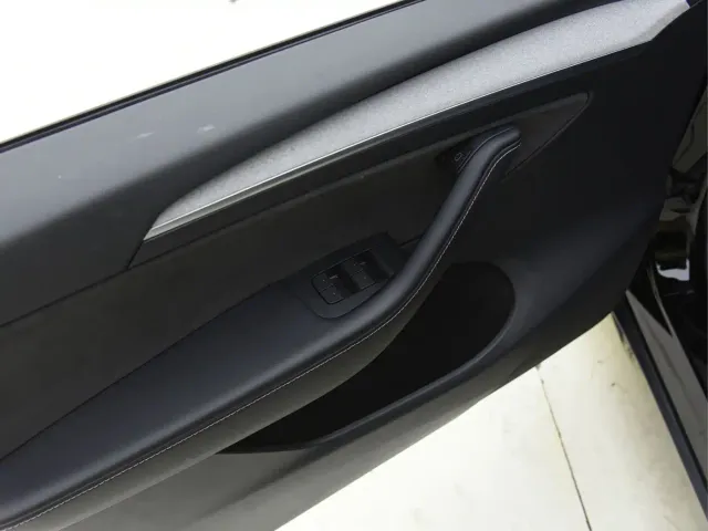 Tesla Model Y — Фото автомобиля 24
