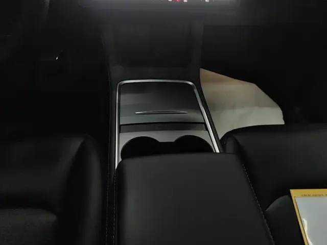 Tesla Model Y — Фото автомобиля 16
