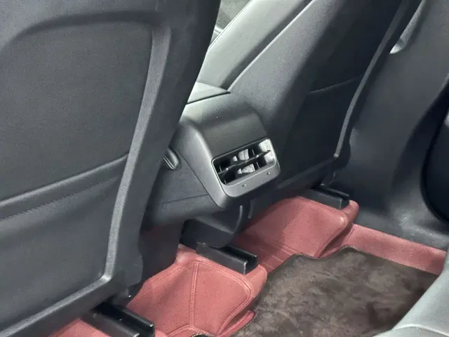 Tesla Model Y — Фото автомобиля 17