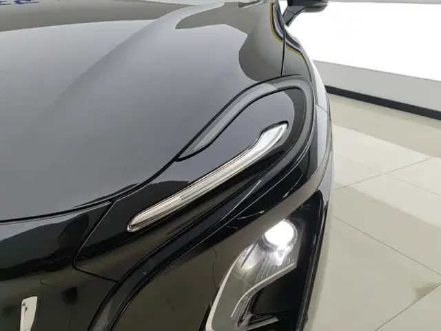 Hongqi E-QM5 — Фото автомобиля 5