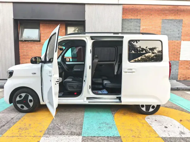 Wuling Zhiguang NEV — Фото автомобиля 8