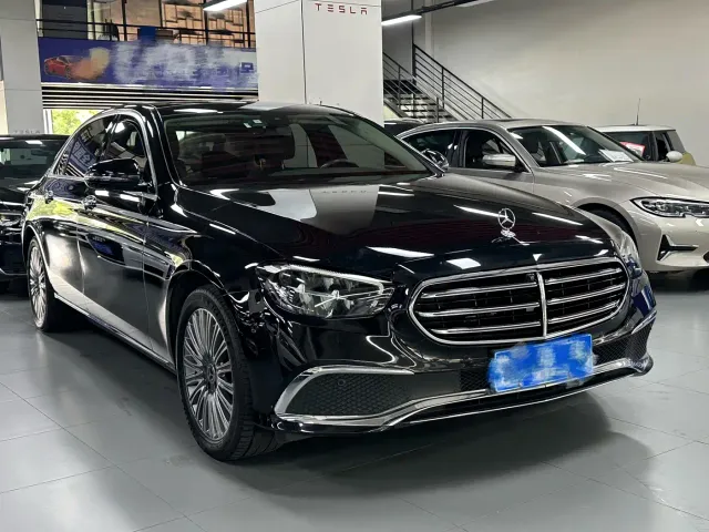 Mercedes-Benz E-Class — Фото автомобиля 3