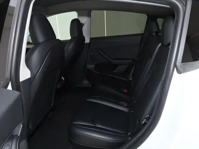 Tesla Model Y — Фото автомобиля 23