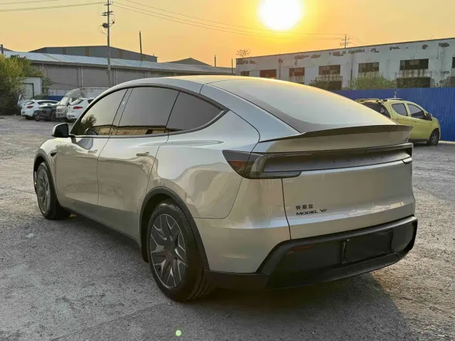 Tesla Model Y L — Фото автомобиля 5
