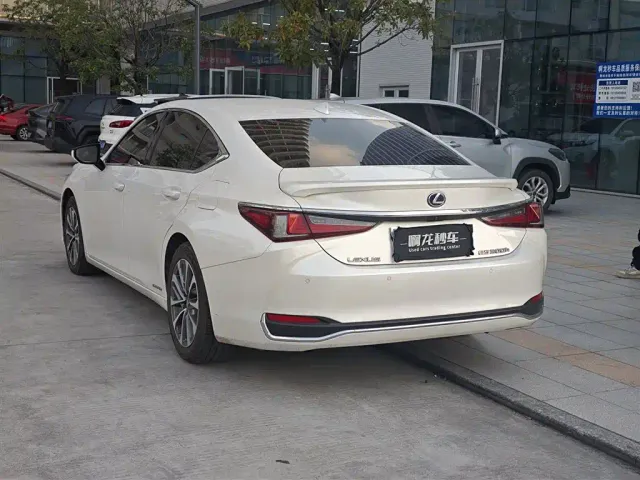 Lexus ES — Фото автомобиля 7