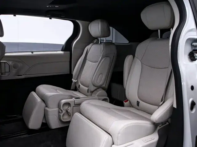 Toyota Sienna — Фото автомобиля 15