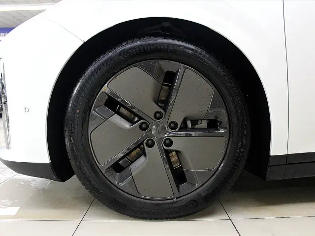 Li Auto i8 — Фото автомобиля 20