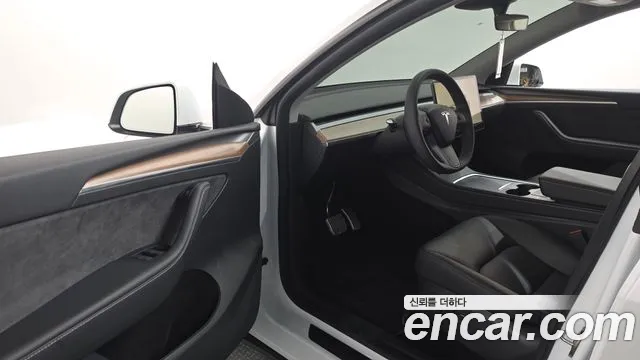 Tesla Model Y — Фото автомобиля 15