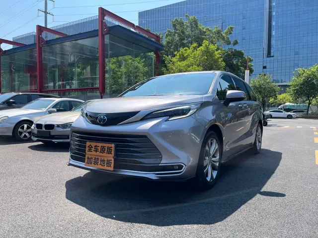 Toyota Sienna — Фото автомобиля 2