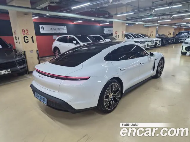 Porsche Taycan — Фото автомобиля 5