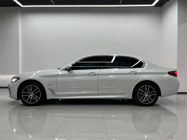 BMW 5 Series — Фото автомобиля 3