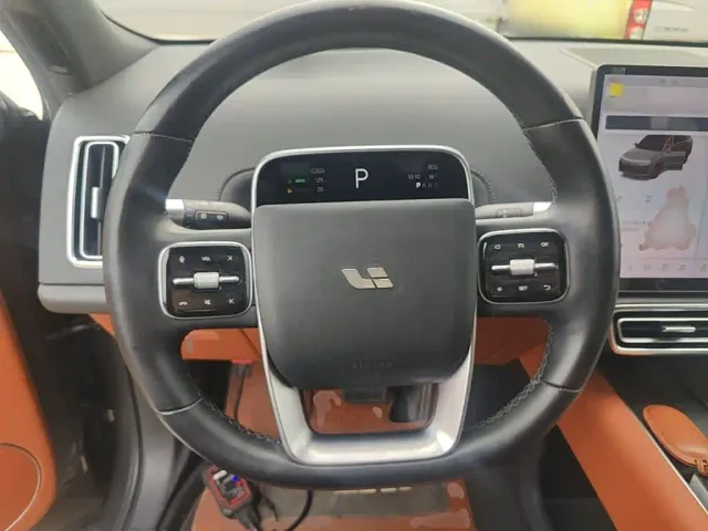 Li Auto L8 — Фото автомобиля 10