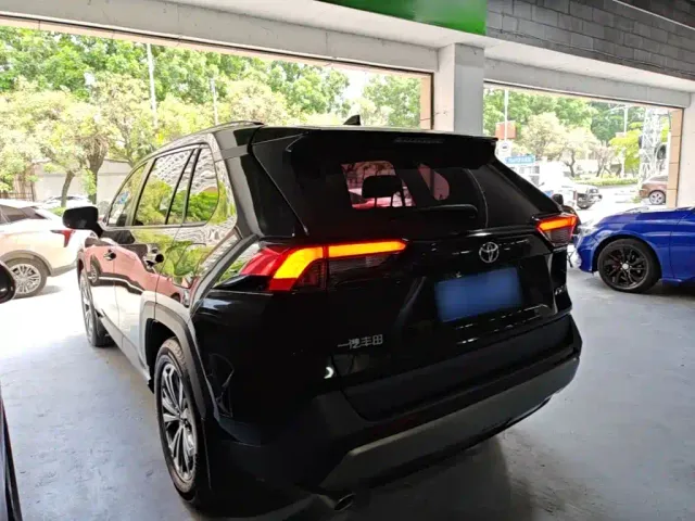Toyota RAV4 — Фото автомобиля 4