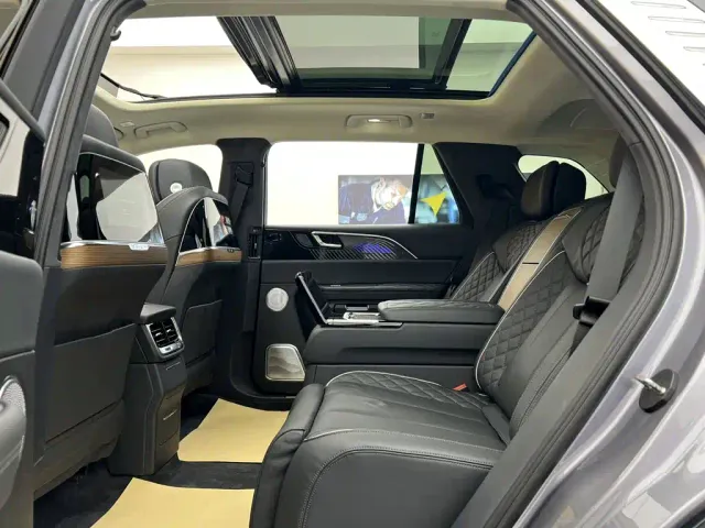Hongqi E-HS9 — Фото автомобиля 23