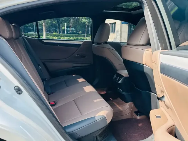 Lexus ES — Фото автомобиля 16