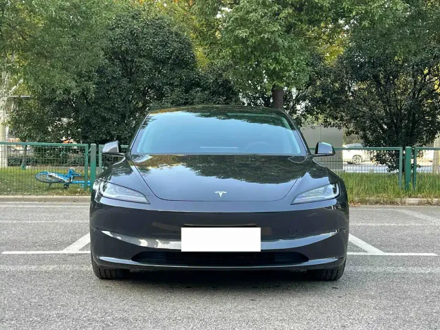 Tesla Model 3 — Фото автомобиля 2