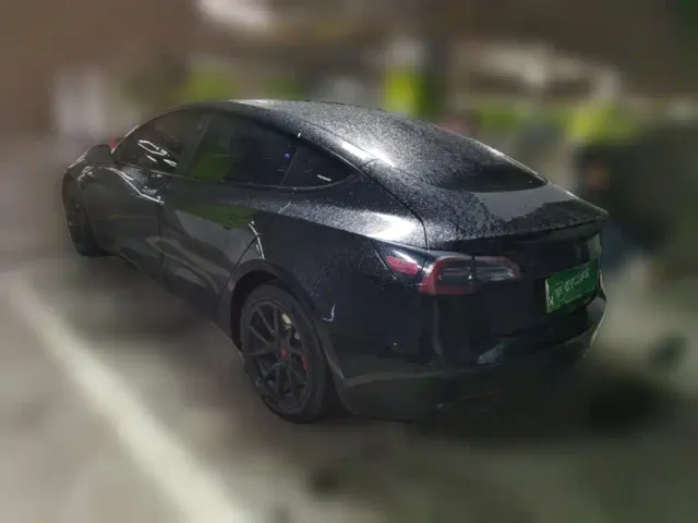 Tesla Model 3 — Фото автомобиля 4