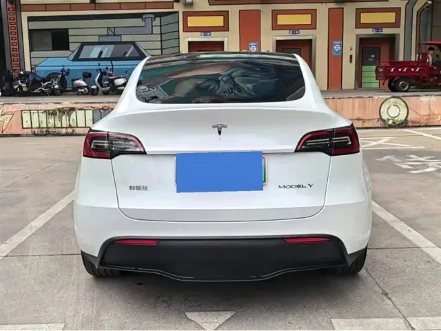 Tesla Model Y — Фото автомобиля 5