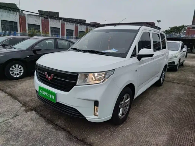 Фотография автомобиля — Wuling Hongguang Plus