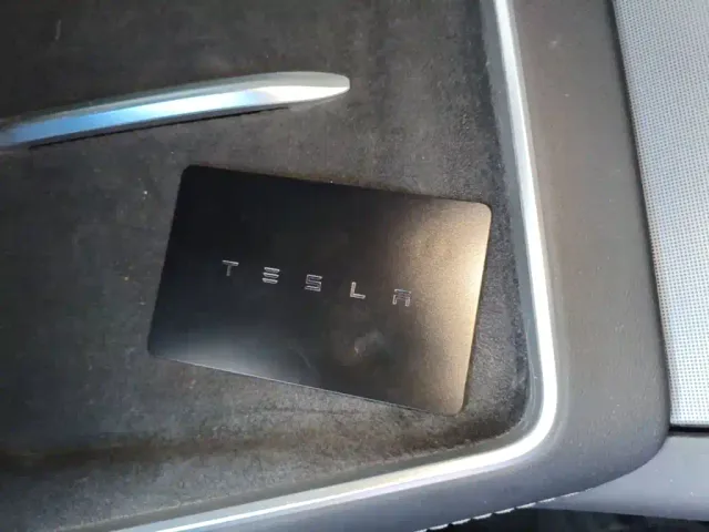 Tesla Model Y L — Фото автомобиля 8