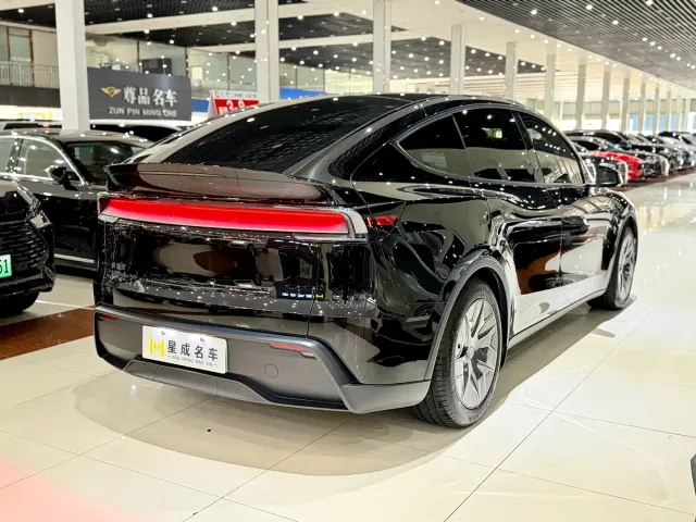 Tesla Model Y L — Фото автомобиля 14